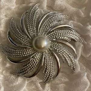 Vintage Sarah Coventry silver brooch with pearl centre